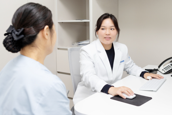  신경과 전문의 성의현 과장 진료 모습 [사진제공 = 더자인병원]