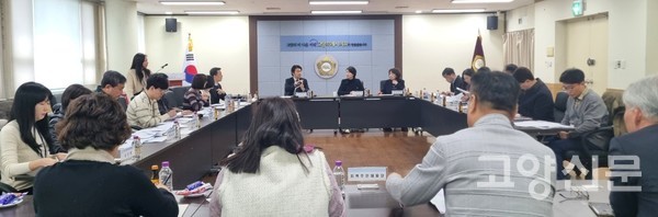고양시의회에서 열린 '가좌·송포(대화마을) 악취 민원 관련 주민 간담회'에 신현철·손동숙·신인선 시의원, 5개 관련 부서, 가좌·대화마을 주민대표단이 지난 11일 모여 근본적인 해결 방안을 논의했다.