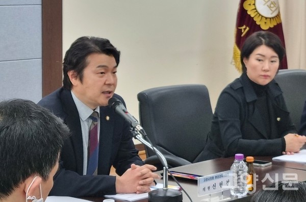 신현철 의원(사진 왼쪽)은 "악취 문제는 단순한 민원이 아니라 지역 사회 전체가 함께 해결해야 할 과제"라고 말했다.