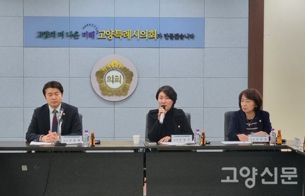 (사진 가운데) 손동숙 의원은 "축산업의 지속 가능성을 고려하면서도 주민들의 생활환경을 보호할 수 있는 균형 있는 정책 개발에 최선을 다해야 한다"고 말했다.