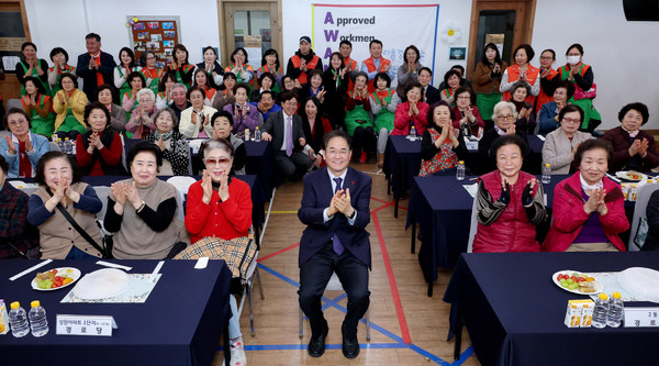 ‘풍산동 경로당 어르신 떡 손맛 대잔치’에서 이동환 고양시장이 어르신들과 함게 자리했다.