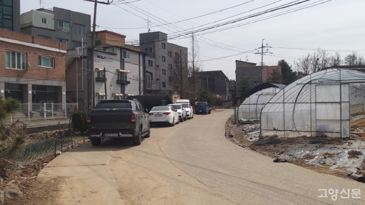 비싼 대곡역 환승주차장 대신 인근 마을길에 세워놓은 출퇴근 차량 모습