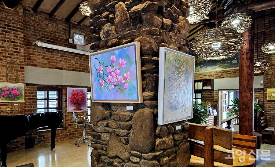 개관 기념 전시로 김창현 서양화가의 작품전이 열리고 있다.