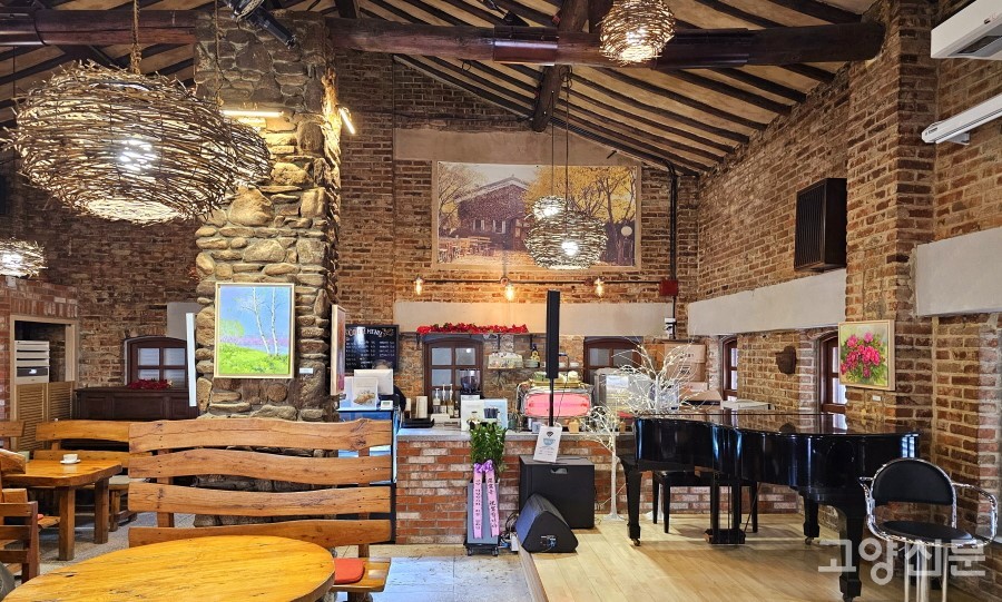 따뜻한 감성이 묻어나는 백마 화사랑 실내. 