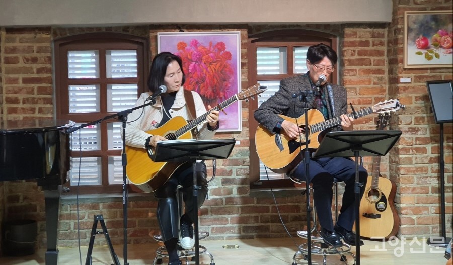 카페 이음 무대에서 펼쳐진 통기타 공연. 