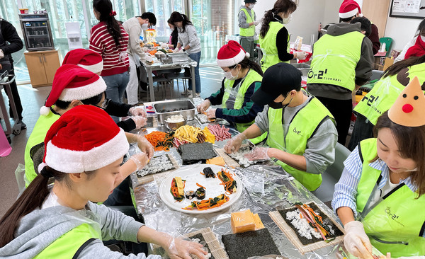 하리 봉사자들이 홀트복지타운 착한 송년회에서 김밥을 만들고 있다.