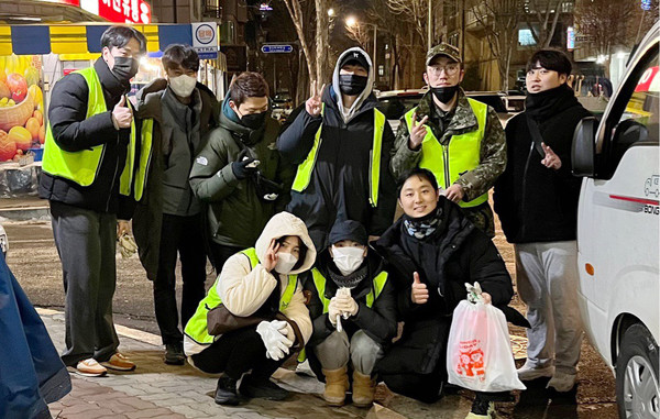 도심 쓰레기 줍기를 하는 박동준씨(맨 오른쪽 아래).