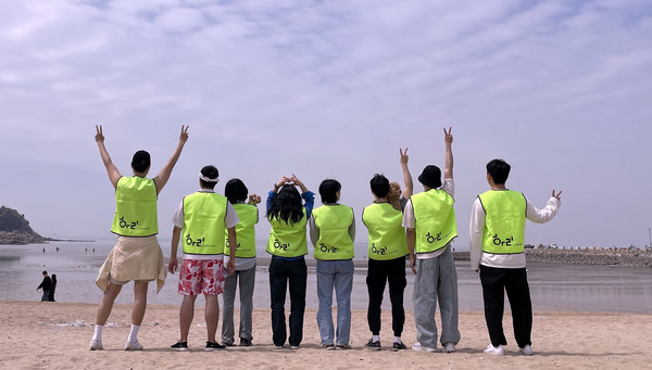 환경정화 활동 후 단체 회원들과 푸른 바다를 보며 뿌듯함과 수고스러움에 파이팅을 하고 있다.