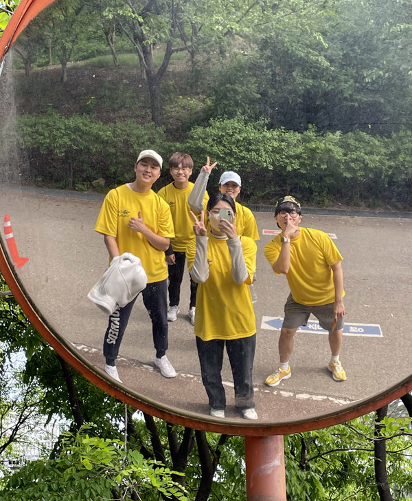  봉사단체 하리에서 박동준씨와 함께 활동하는 회원들.