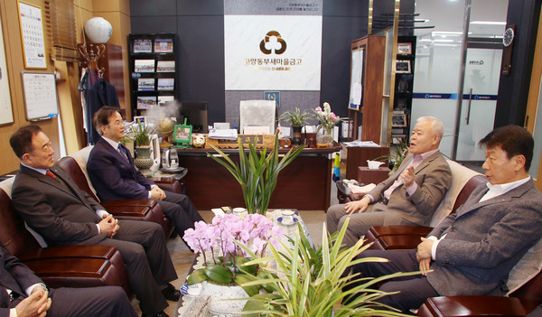 협약식 전 다양한 출산정책과 새마을금고에 대한 이야기를 나누는 새마을금고 관계자와 고양시 관계자들.