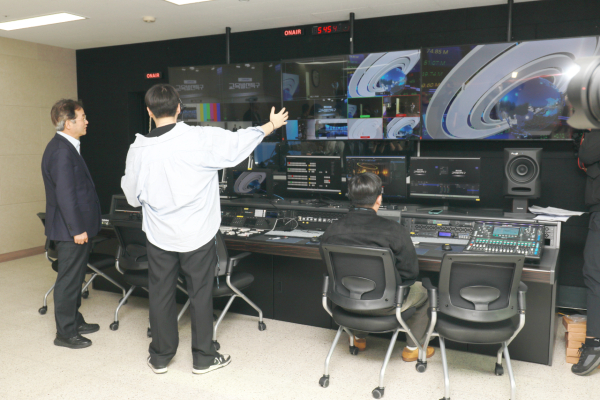 이동환 고양시장이 방송 제작 실습이 가능한 메인 스튜디오 및 부조정실에서 학생으로부터 설명을 듣고 있다.[사진제공 = 중부대학교] 