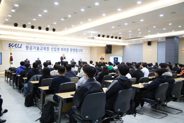 한국항공대 항공기술교육원 2025학년도 입학식에서 허희영 항공대 총장이 환영사를 했다. [사진제공 = 한국항공대학교]