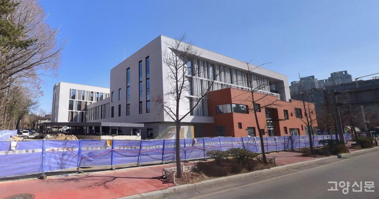 3월 21일 준공, 4월 28일 개관을 앞두고 있는 신축 일산동구보건소. 본관과 별관 두 개의 건물로 모두 4층 높이다.