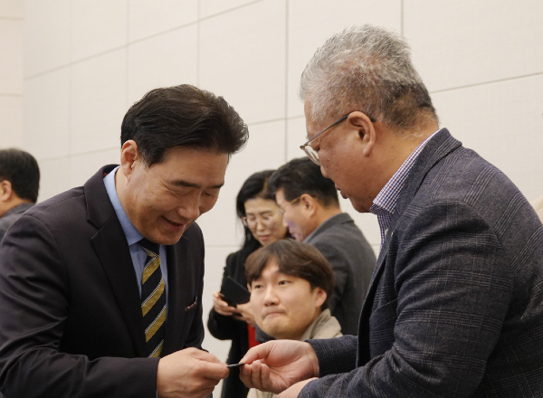 포럼에 참석한 김운남 고양시의회 의장(사진 왼쪽)이 오진석 서울YMCA고양국제청소년문화센터 부장(사진 오른쪽)과 명함을 교환하며 인사를 나누고 있다. 