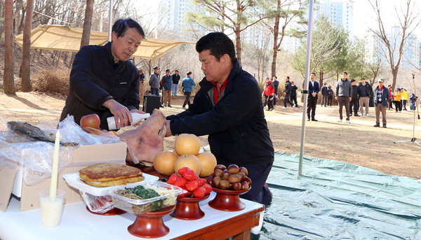 최재현 한마음산악회장(오른쪽)이 모두의 안전 산행을 기원하며 잔을 올리고 있다.