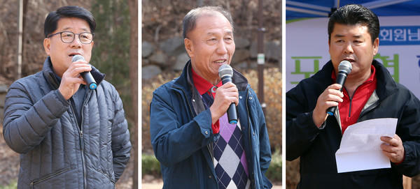 (왼쪽부터)심은보 송포농협 조합장과 이한철 초대 산악회장, 최재현 현 산악회장이 인사말을 전하고 있다.