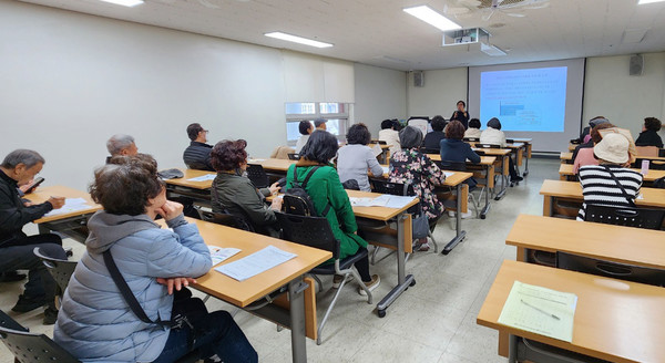 대화노인종합복지관 노인상담센터가 분기별로 사전연명의료의향서 안내 교육과 등록 상담을 하고 있다.