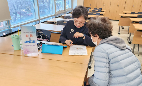 한 어르신이 사전연명의료의향서 등록상담을 받고 있다.