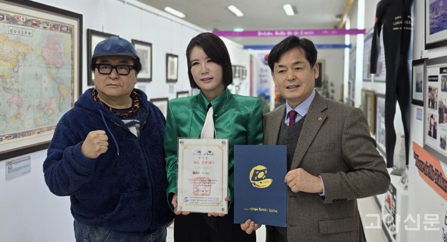 '독도는 우리 땅'을 부른 가수 정광태 교수(왼쪽). [사진제공=독도사랑회]