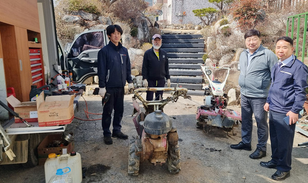 신도농협 농기계수리에 함께한 조합원과 홍성규 조합장, 김진만 상임이사.