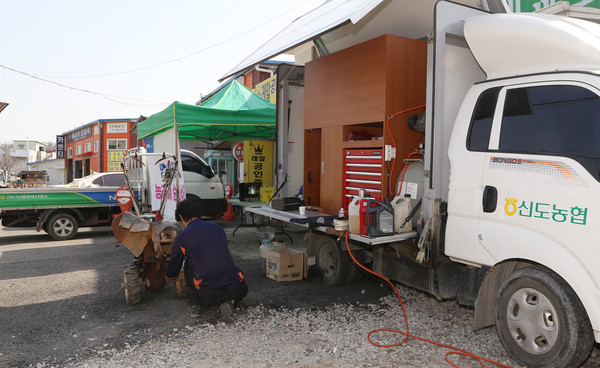 조합원이 수리를 의뢰한 밭 관리기를 정비하고 있는 정비담당 직원.