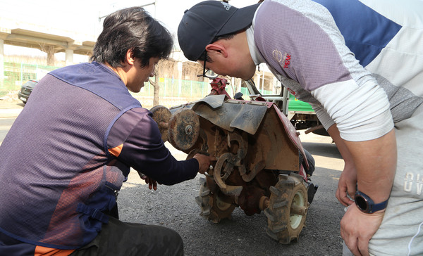 조합원이 직원 설명을 듣고 있다.