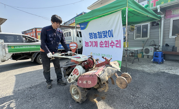 수리 후 점검을 하는 직원.