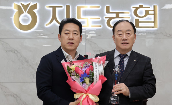 장순복 지도농협 조합장(오른쪽)과 오영석 농협 고양시지부장(왼쪽)이 함게 자리했다.