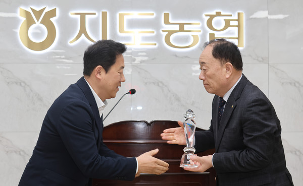 오영석 농협 고양시지부장이 장순복 조합장에게 상패를 전달하고 있다.