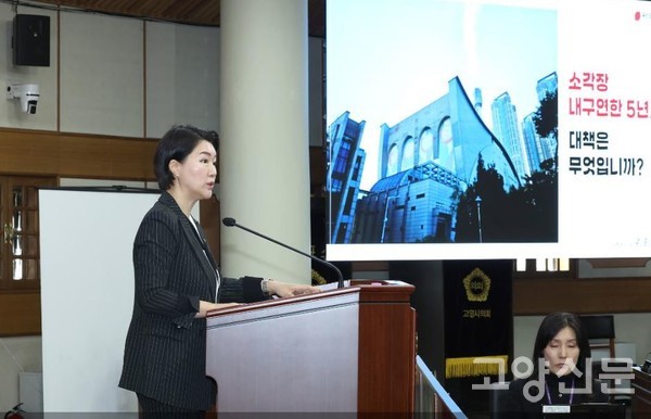 지난 14일 고양시의회 시정질문을 통해 고양시의 쓰레기 대응책을 추궁한 손동숙 시의원. [사진 제공= 고양시의회]