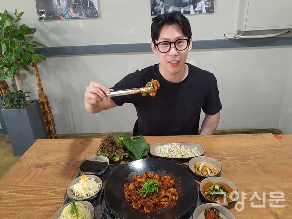 정현준 대표가 오직 숙성된 양념만으로 볶은 쭈꾸미를 보여주고 있다.