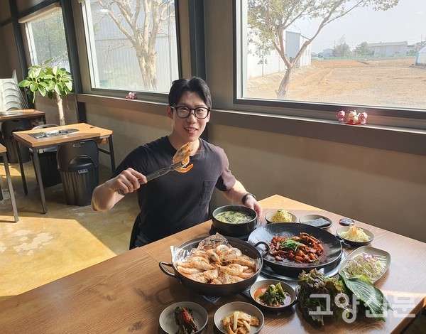 이곳에선 통창 밖으로 보이는 송포들녘을 풍경 삼아 식사하는 호사를 누릴 수 있다.