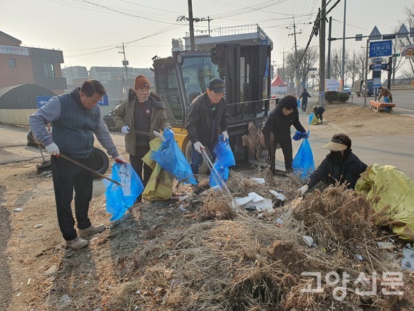 5명씩 조를 이뤄 수북히 쌓인 나뭇가지를 비닐봉투에 담고 있다.