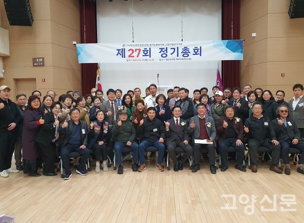 박승래 신임지부장과 대의원, 내빈들이 단체 기념사진을 찍었다.