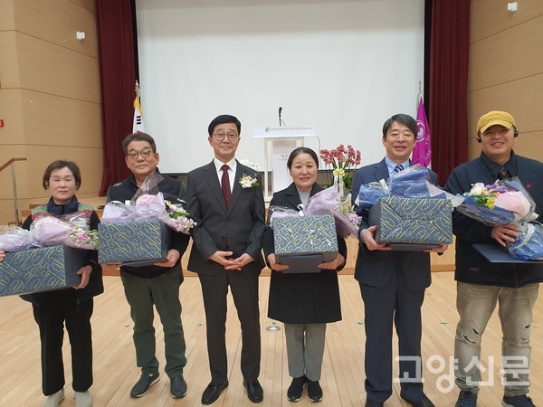 표창장 수상자들이 신임 박승래 지부장과 기념사진을 찍었다.