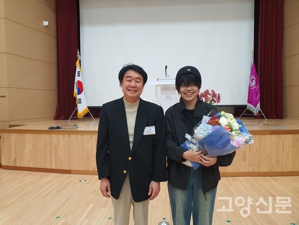 김순천 부지부장이 장학증서를 받은 대학생과 환한 미소를 지으며 기념촬영에 응했다.