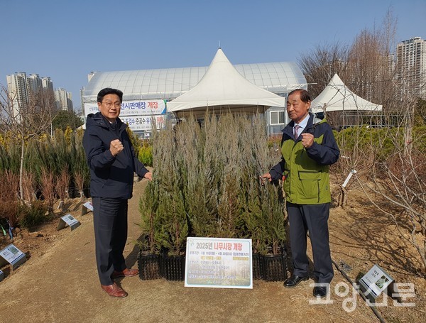김보연 조합장(오른쪽)과 이영철 상임이사가 나무시장 곳곳을 둘러보며 점검하고 있다.