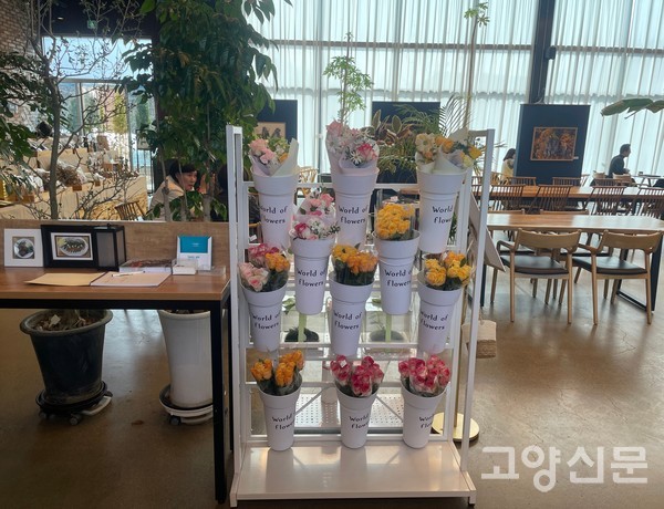 고양로컬플라워 출하회는 임산물 판매장(숲카페) 안에서 장미절화와 프리저브드 플라워를 3월 말까지15% 할인 행사하고, 7월 말까지 꽃시장을 연다.