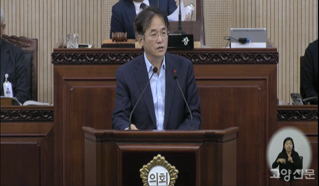 이동환 시장이 시의회 시정질문에 대해 답변하고 있다. [고양시의회 영상 캡처]