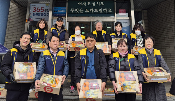 풍산동이 지역사회보장협의체 위원들과 저소득 홀몸어르신가구에 제철 과일을 전달하며 안부를 확인했다.