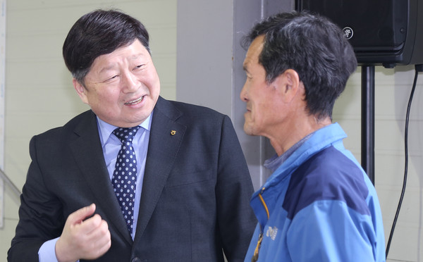 홍성규 조합장이 반갑게 조합원을 맞이하고 있다.