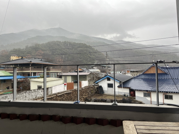 산행 전날 저녁 게스트하우스 옥상에서 올려다 본, 짙은 운무가 몰려오고 있는 지리산의 모습. [사진=김수지]