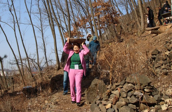 한국관광클럽 회원들이 지난 13~14일 영월군 주요 관광지에서 팸투어에 나서고 있다.(사)한국관광클럽은 지난 13일 영월군 농업기술센터에서 영월군 농촌관광협의회와 관광 활성화를 위한 업무협약을 맺은 뒤 고향사랑기부금을 전달하고 있다.