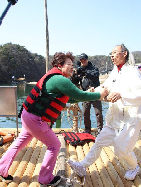 한국관광클럽 회원들이 지난 13~14일 영월군 주요 관광지에서 팸투어에 나서고 있다.(사)한국관광클럽은 지난 13일 영월군 농업기술센터에서 영월군 농촌관광협의회와 관광 활성화를 위한 업무협약을 맺은 뒤 고향사랑기부금을 전달하고 있다.