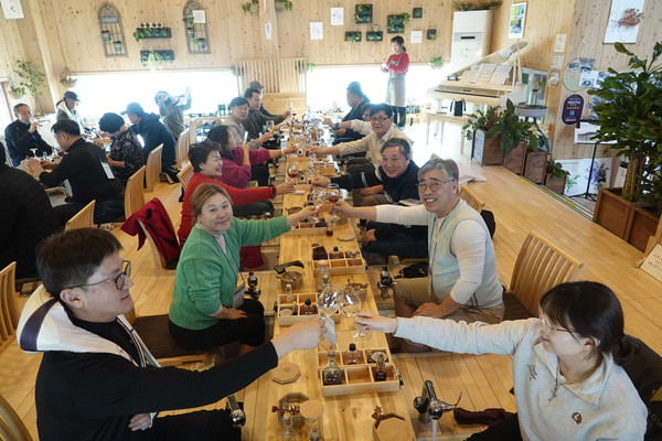 한국관광클럽 회원들이 지난 13~14일 영월군 주요 관광지에서 팸투어에 나서고 있다.(사)한국관광클럽은 지난 13일 영월군 농업기술센터에서 영월군 농촌관광협의회와 관광 활성화를 위한 업무협약을 맺은 뒤 고향사랑기부금을 전달하고 있다.