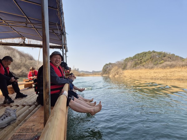 한국관광클럽 회원들이 지난 14일 영월군 한반도면 서강에 발을 담그며 전통뗏목체험을 하고 있다.