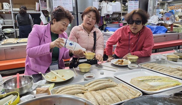 한국관광클럽 회원들이 지난 14일 영월 서부시장에서 지역 음식 체험을 하고 있다.
