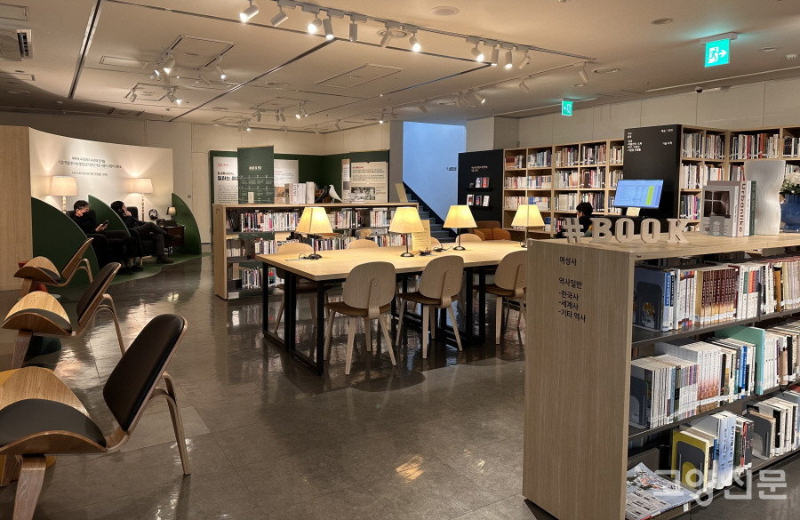 국립여성사전시관 1층 '여전책방'은 책과 전시와 휴식이 어우러진 복합문화공간이다.