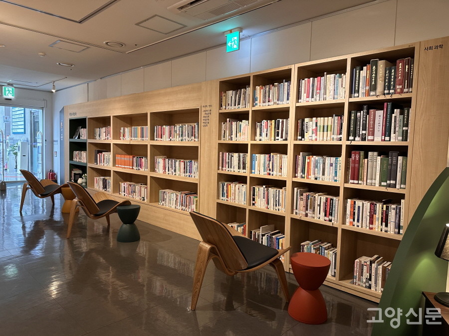 다양한 책들이 빼곡한 서가 앞에는 1인용 의자가 있어 책을 꺼내 바로 앉아서 볼 수 있다.