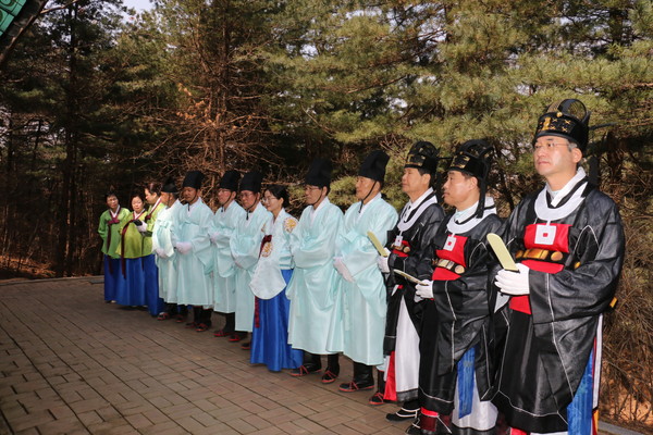 행주대첩제를 지내기 위해 준비하고 있는 헌관과 제집사. [사진제공=송낙영]